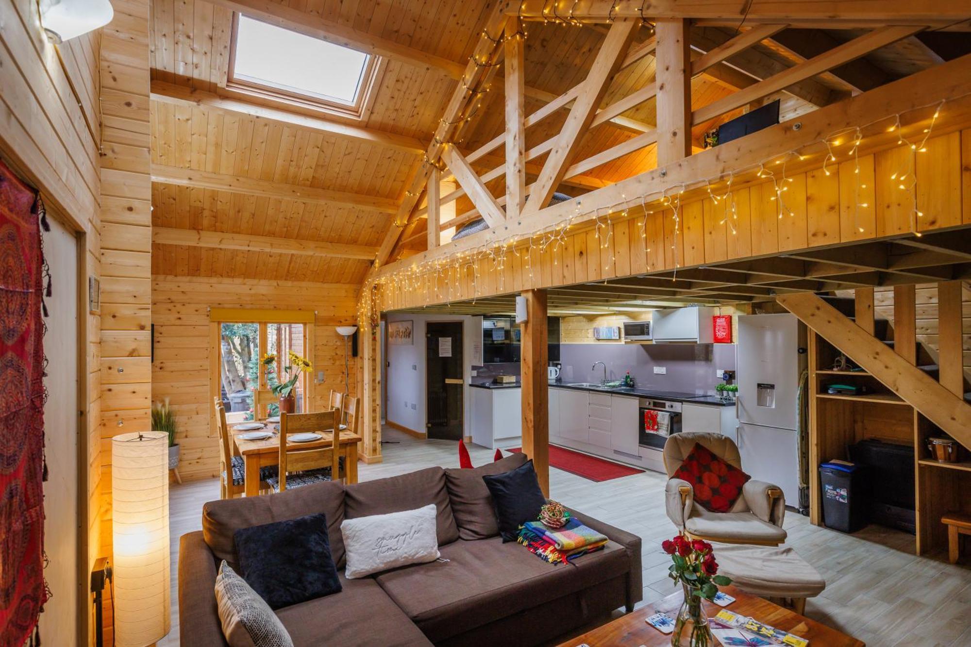 Casa vacanze Spacious Evcharger And Free Parking Near CBG