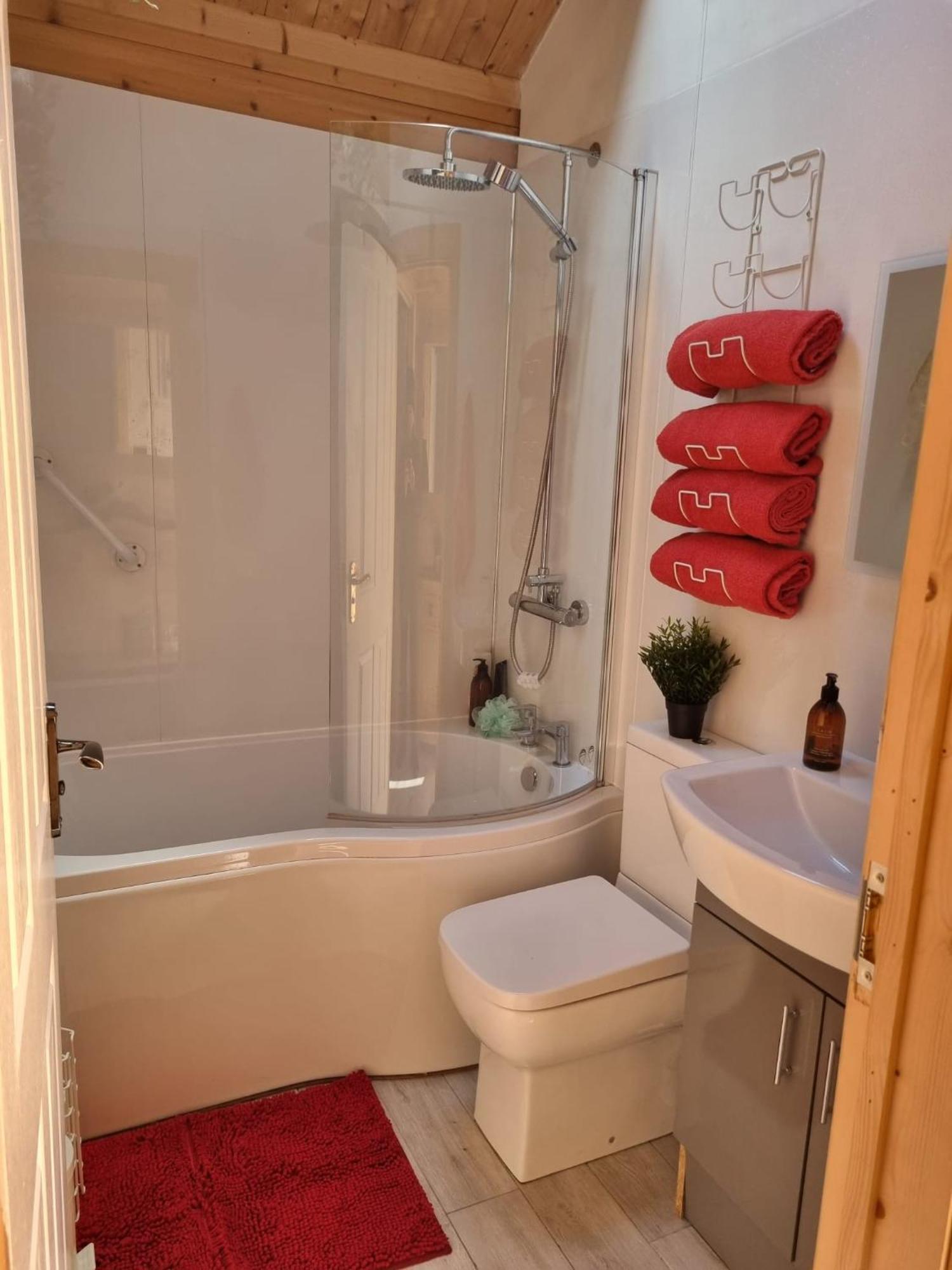 Spacious Evcharger And Free Parking Near Holiday home
