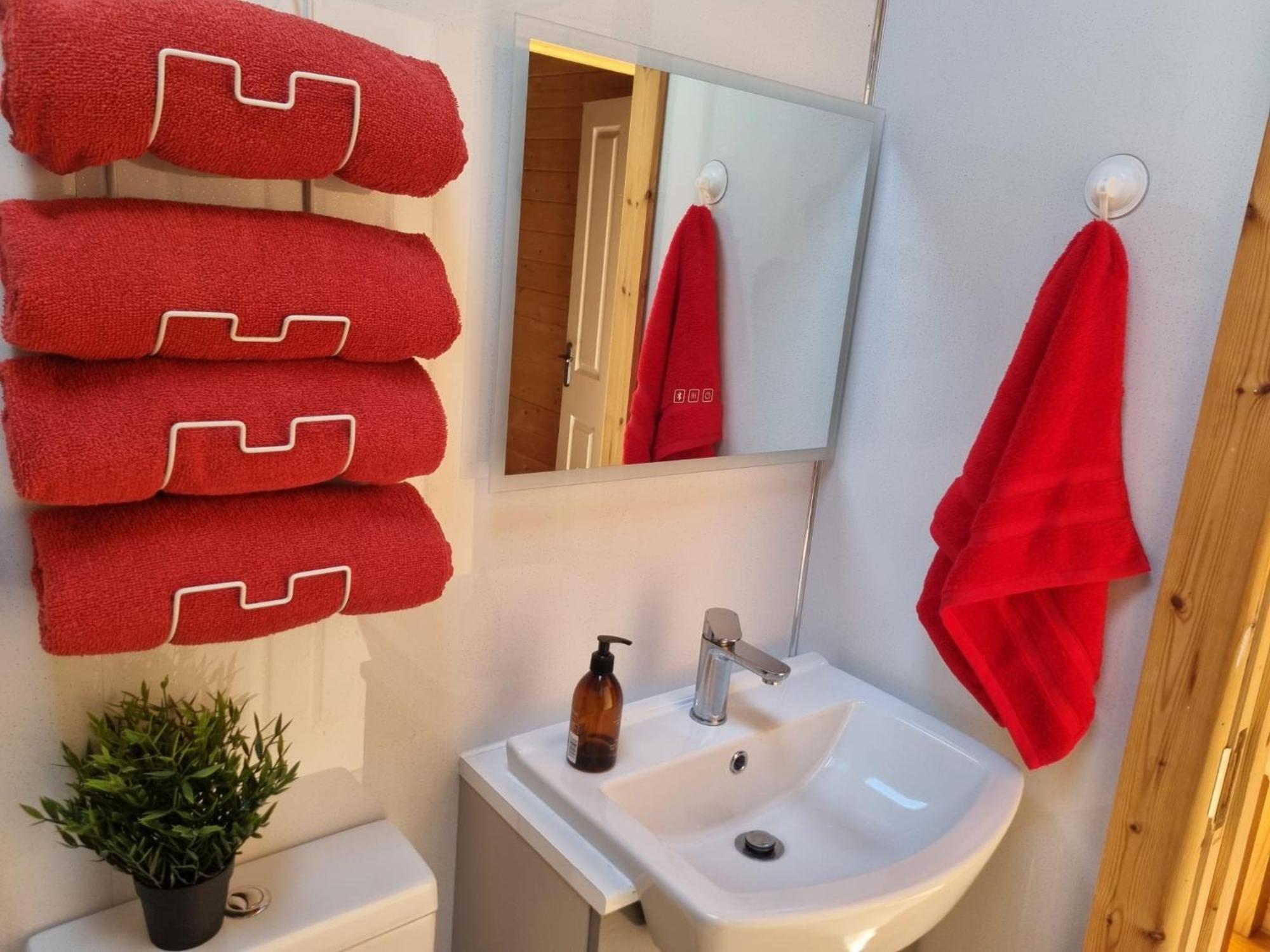 Spacious Evcharger And Free Parking Near Holiday home *
